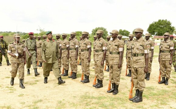 Pulezidenti Museveni ng'ayisa abaserikale 487 abaakuguse mu kukuuma ebisolo Pulezidenti Museveni ng'ayisa abaserikale 487 abaakuguse mu kukuuma ebisolo