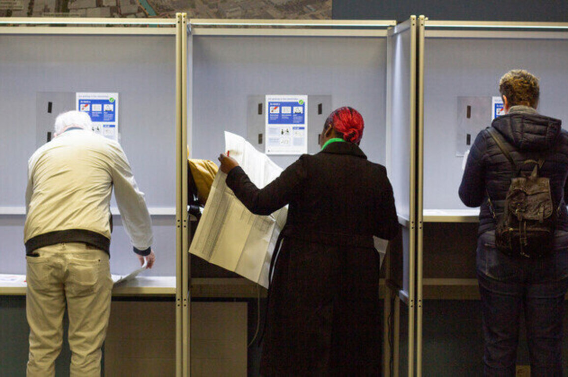 Centrist liberals lead in tight Dutch election  exit poll
