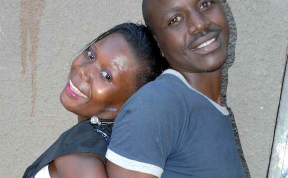 Mary Nasejje ne bba Junior Serwadda nga bali mu biseera byabwe eby’eddembe mu maka gaabwe e Mpereerwe. Mary Nasejje ne bba Junior Serwadda nga bali mu biseera byabwe eby’eddembe mu maka gaabwe e Mpereerwe.