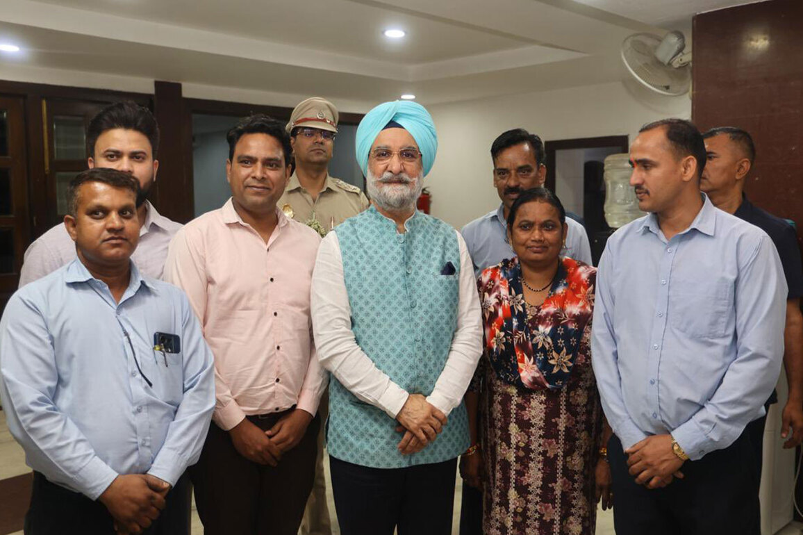 Delhi: LG Taranjit Singh Sandhu interacts with Vasant Vihar residents on urban governance challenges