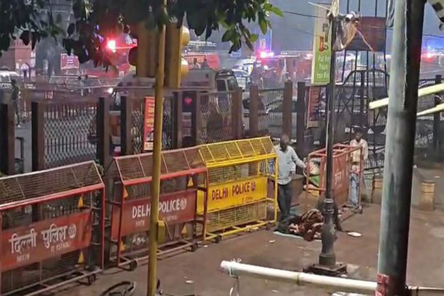 Delhi: Explosion reported in car near Red Fort Metro station