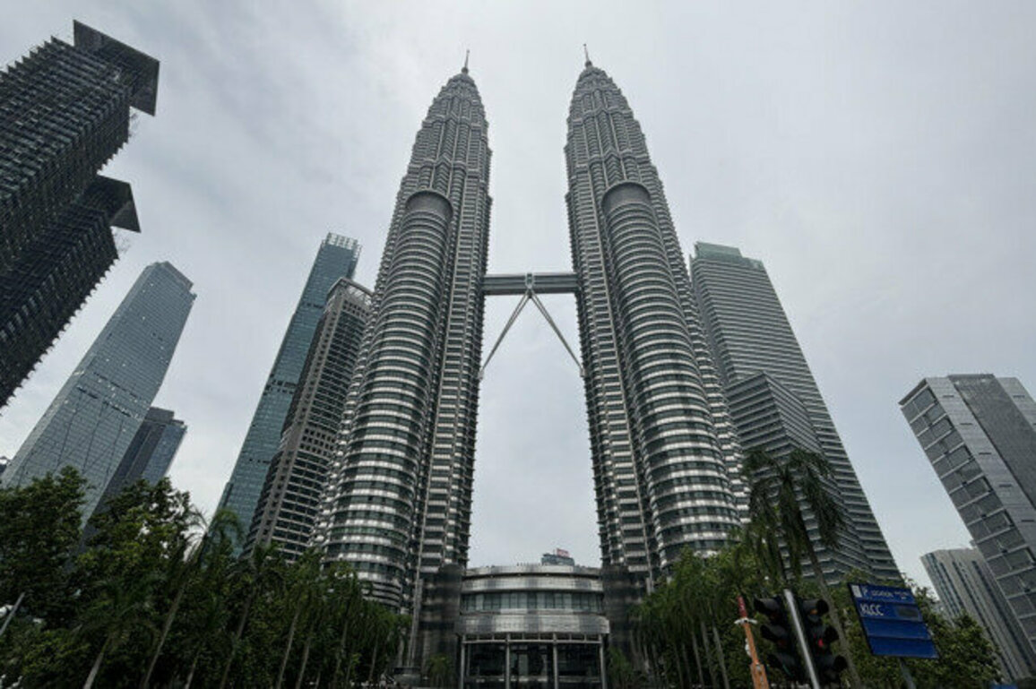 Chinese premier lands in Malaysia for ASEAN-GCC-China Summit