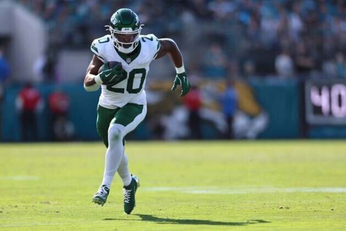 Reports: Jets sign RB Breece Hall to 3-year, $45.75M extension