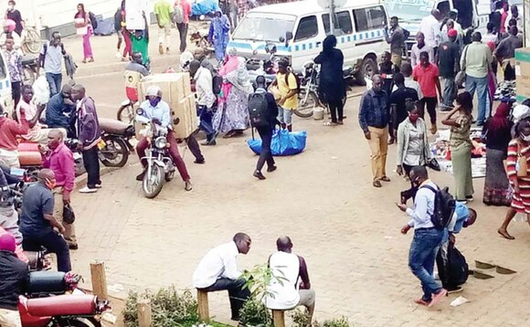 Abantu abatandise okudda mu kibuga. Abantu abatandise okudda mu kibuga.