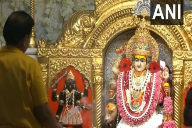 Delhi: Morning Aarti held at Jhandewalan temple on second day of Navratri