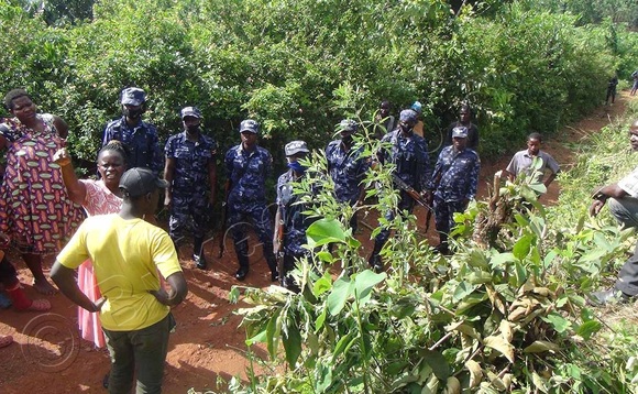 Poliisi ng'ezze okutaasa abapakasi ku batuuze. Poliisi ng'ezze okutaasa abapakasi ku batuuze.