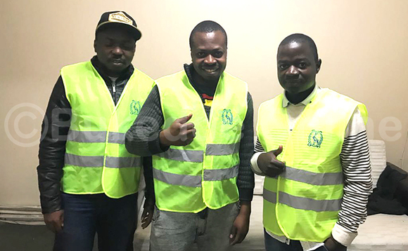Ssentebe wa NRM e Butuluuki , Hussein Wasswa (ali wakati) ne banne nga balaga obukooti bwe baawaddeyo okutangira obubenje Ssentebe wa NRM e Butuluuki , Hussein Wasswa (ali wakati) ne banne nga balaga obukooti bwe baawaddeyo okutangira obubenje