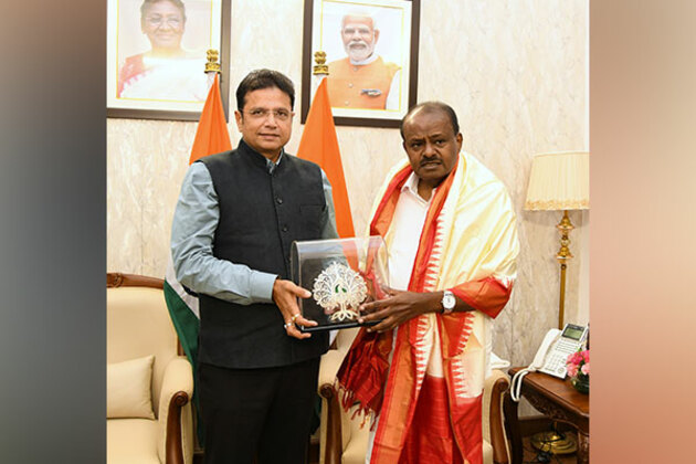 Telangana Minister Sridhar Babu meets HD Kumaraswamy, seeks revival of CCI, SIIL units