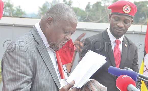 Kibalama (ku kkono) lwe yakwasa Bobi Wine ekibiina kya NUP. Kibalama (ku kkono) lwe yakwasa Bobi Wine ekibiina kya NUP.