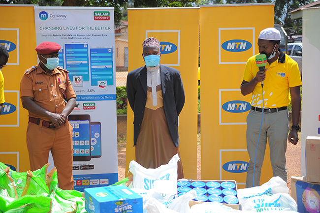  s smail amwada  makes his remarks before handing over the food items to  ackson wihangwana  and heikh uhammed ulajje