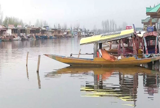 J-K: Tourists enjoy chilly morning at Dal Lake in Srinagar