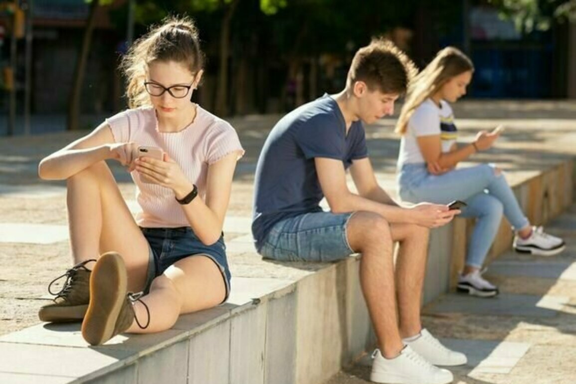 Teenagers no longer answer the phone: is it a lack of manners or a new trend?