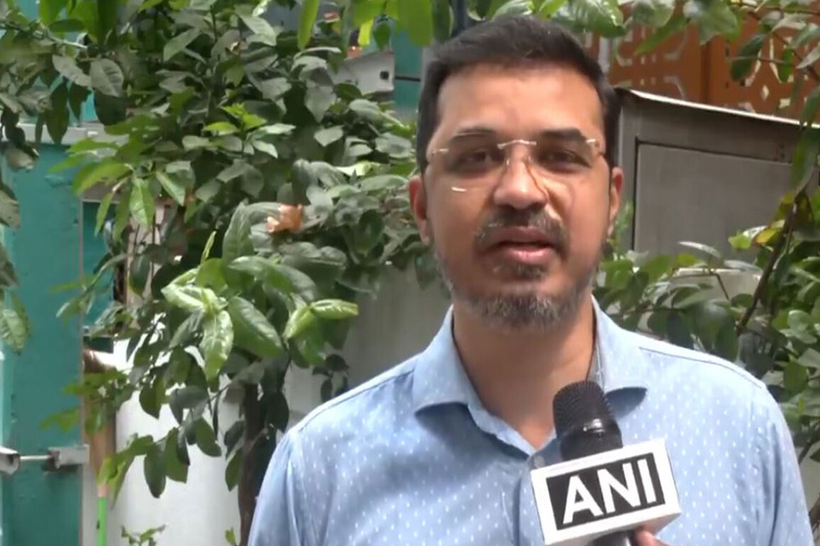 "Within one month, EPS will be CM; NDA to win 210 seats": AIADMK spokesperson Kovai Sathyan