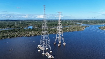 Torres de travessia do Projeto Linha de Transmissão (PLT) da MRN no Rio Trombetas 