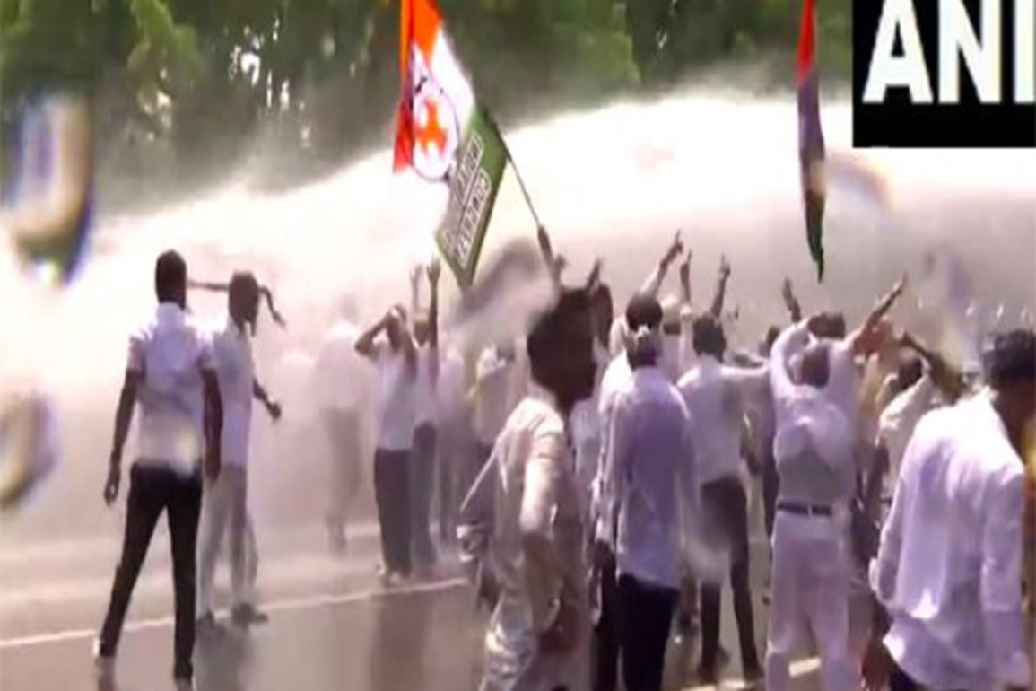 Protest turns violent, Police resort to lathi-charge on Odisha Congress workers in Bhubaneswar