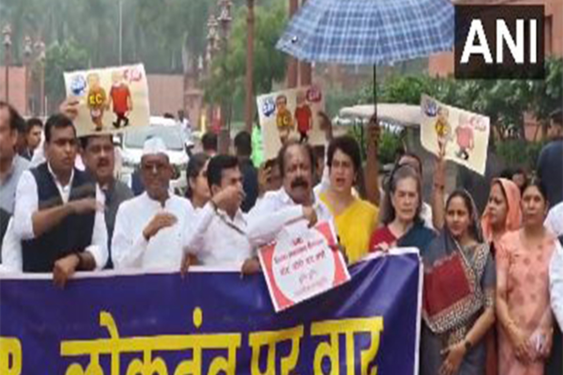"Stop SIR": INDIA bloc stages protest at Parliament's Makar Dwar over Bihar voter list, labourers' arrest, Congress leaders join stir