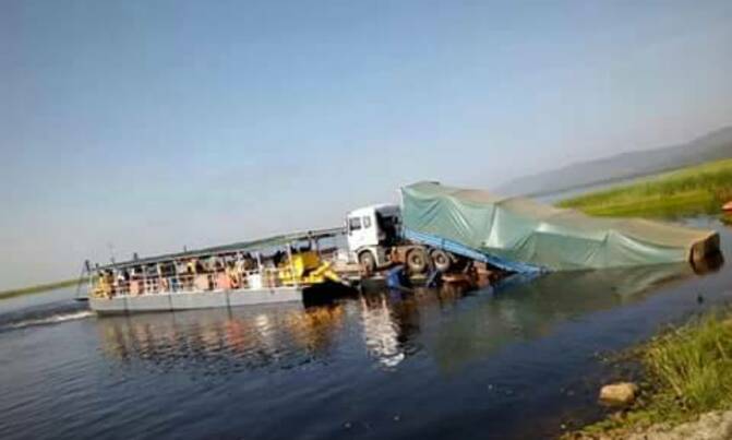 Truck loaded with logs plunges into River Nile Truck loaded with logs plunges into River Nile