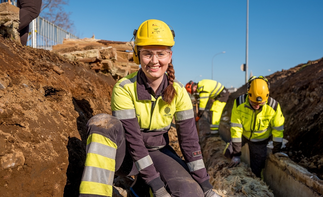  Reykjavík Energy is receiving a US$100 million loan from Nordic Investment Bank to increase geotherma drilling and the doubling of a steam pipeline from the utilisation area at Hverahlíð