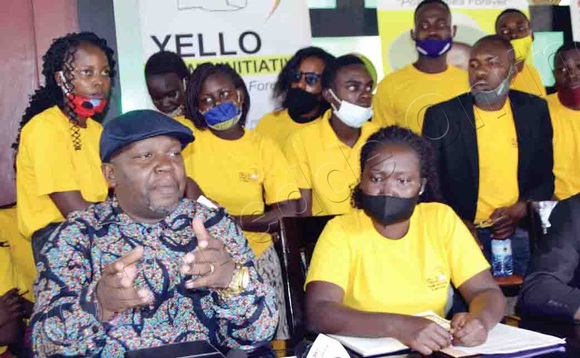 Daniel Kazibwe Raggae Dee (ku kkono) mu kutongoza ekisinde ky'abavubuka ekya Yellow Thumb Initiative e Bugoloobi Daniel Kazibwe Raggae Dee (ku kkono) mu kutongoza ekisinde ky'abavubuka ekya Yellow Thumb Initiative e Bugoloobi