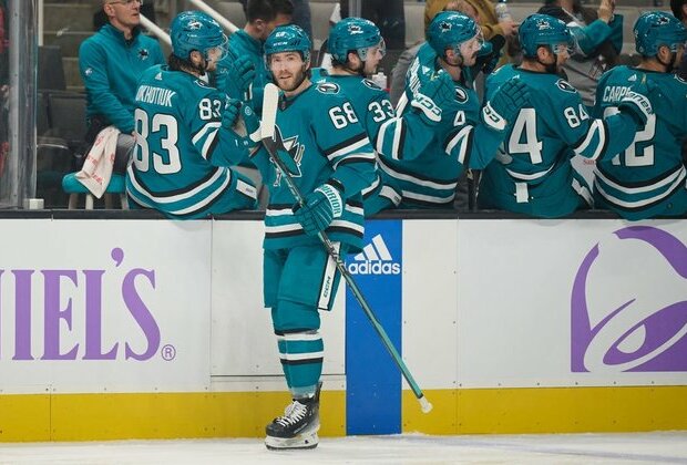 Mike Hoffman scores twice to lead Sharks past Blues