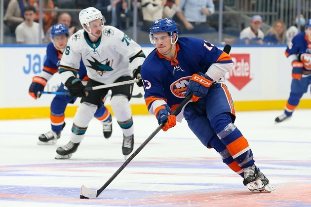 Islanders attempt to snap 10-game skid, host Blackhawks