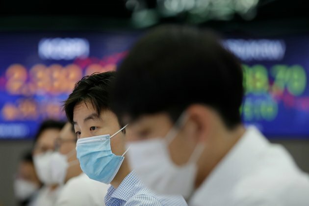 Asian Markets Mixed After Weak Economic Data from US