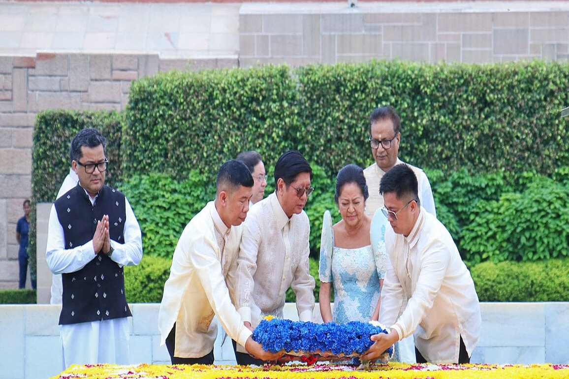 Philippines President pays tribute to Mahatma Gandhi at Raj Ghat