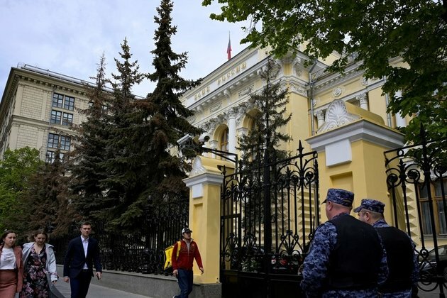 Russia tackles toxic dollar and euro