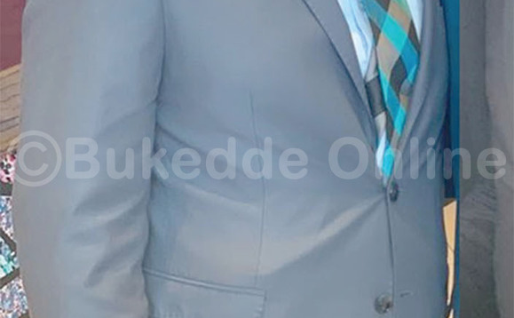 Baziga baamuttidde mu mmotoka ye eno. Baziga baamuttidde mu mmotoka ye eno.