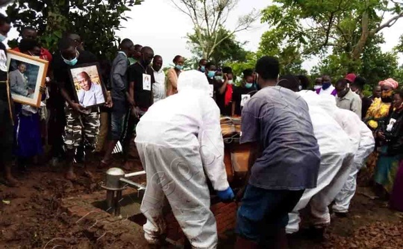 Okuziika ssentebe w'e Bulenga - Kikaaya kugweredde mu kulwana. Okuziika ssentebe w'e Bulenga - Kikaaya kugweredde mu kulwana.