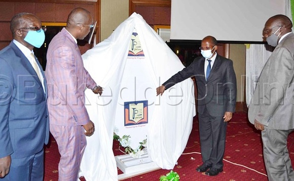 Kironde (ku kkono) ne minisita Muyingo nga batongoza akabonero k'ekibiina. Kironde (ku kkono) ne minisita Muyingo nga batongoza akabonero k'ekibiina.
