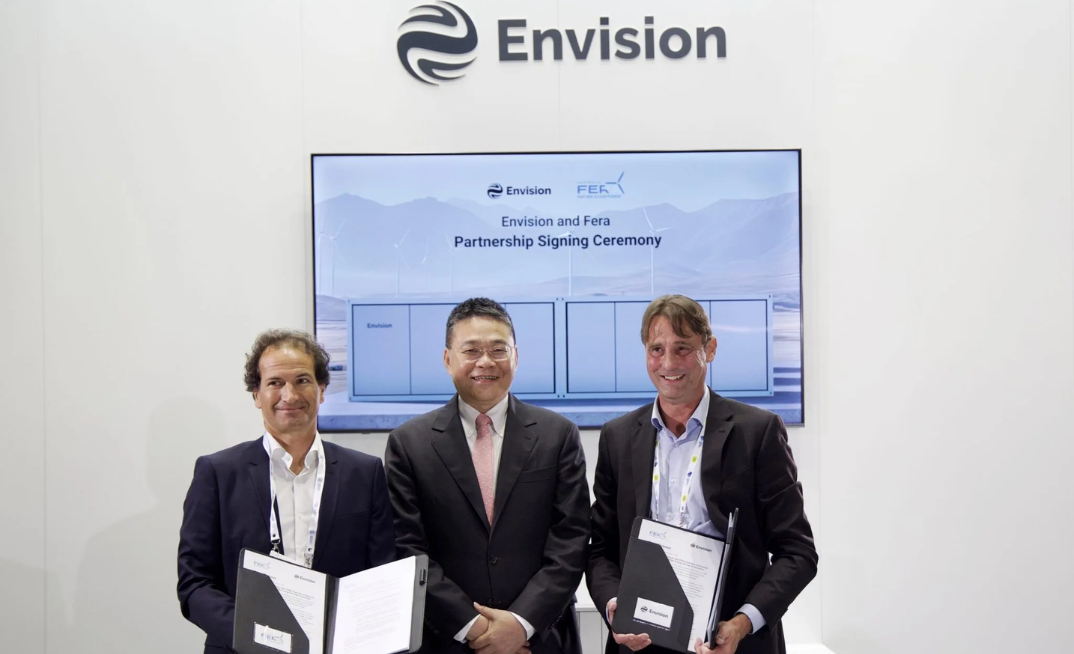From left to right: Sebastiano Falesi, Head of FERA Australia e Member of the Board of Directs of the FERA Group; Kane Xu, Senior Vice-President and President International Product Line of Envision Energy: and Richard Janssen, Director of Business Development, Envision Energy Australia.