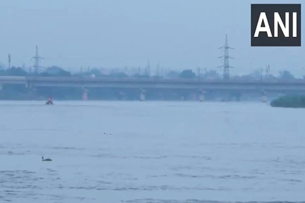 Delhi: Yamuna continues to flow above danger mark