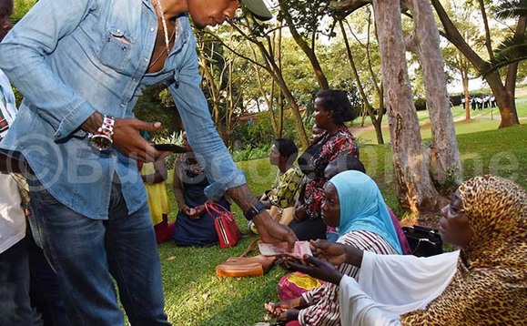 Brian white ng'akwasa abazadde baamukaabiridde ebizibu bya fiizi ssente ezizza abaana ku masomero Brian white ng'akwasa abazadde baamukaabiridde ebizibu bya fiizi ssente ezizza abaana ku masomero