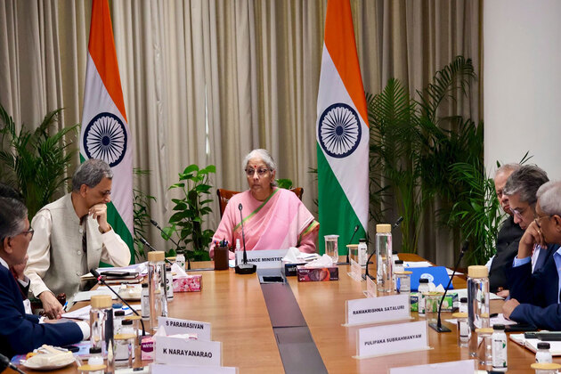 Centre should announce 3-year privatisation pipeline of Public Sector Enterprises: CII's Budget recommendation