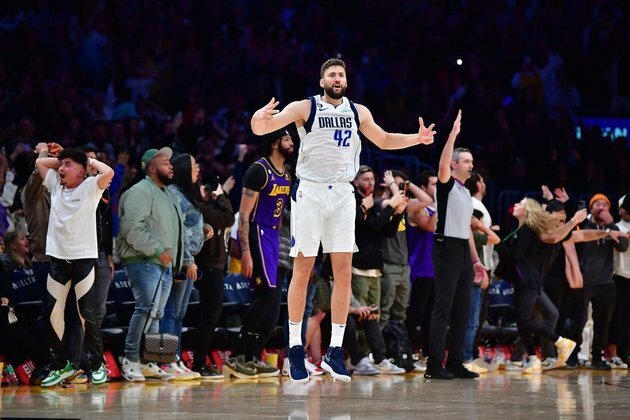 NBA roundup: 3-pointer at buzzer pushes Mavs past Lakers