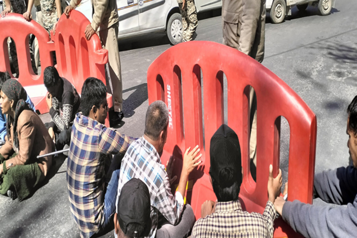 J-K : National Conference MLAs resume protest over Waqf amendment acr