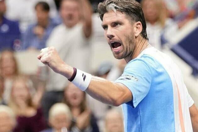 Cameron Norrie shocks No. 1 Carlos Alcaraz in Paris