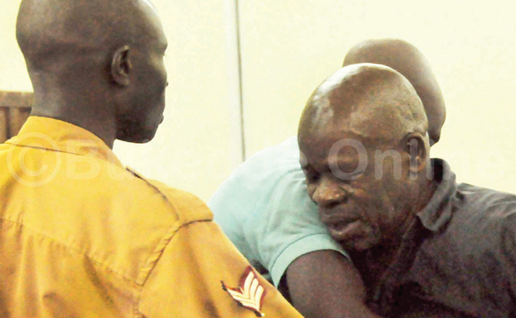 Ssaalongo Jjuuko ng'abaserikale b'amakomera bamukwatiridde obutagwa. Ssaalongo Jjuuko ng'abaserikale b'amakomera bamukwatiridde obutagwa.