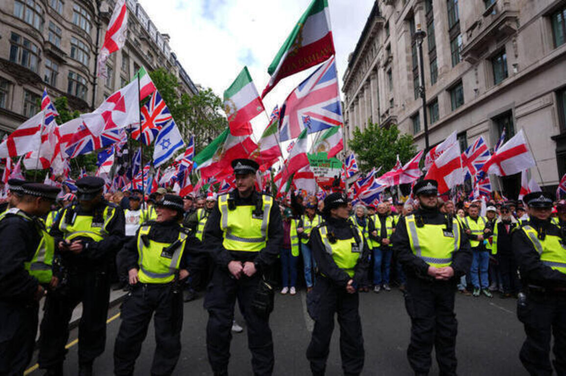Thousands march in London for far-right, pro-Palestine protests