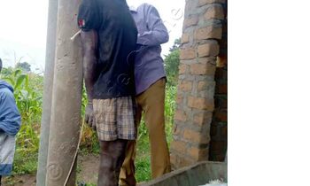 Okilu nga bamusiba bamwokye. Okilu nga bamusiba bamwokye.