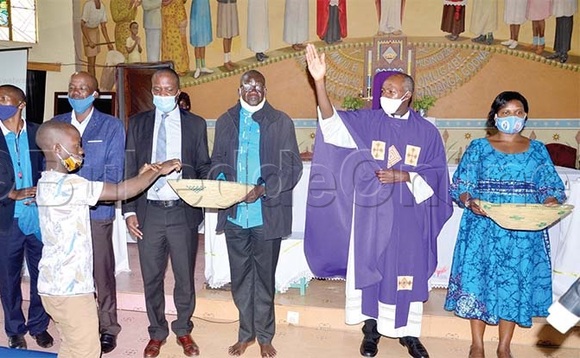 Amurit (ali mu bigere) mu mmisa gye yeetabyemu mu Eklezia ya Christ the King e Kabaale. Amurit (ali mu bigere) mu mmisa gye yeetabyemu mu Eklezia ya Christ the King e Kabaale.