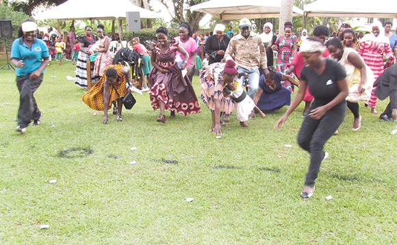 Abazadde nga badduka okulonda obupapula okwabadde kuwandiikiddwa ebirabo bye baawangudde Abazadde nga badduka okulonda obupapula okwabadde kuwandiikiddwa ebirabo bye baawangudde