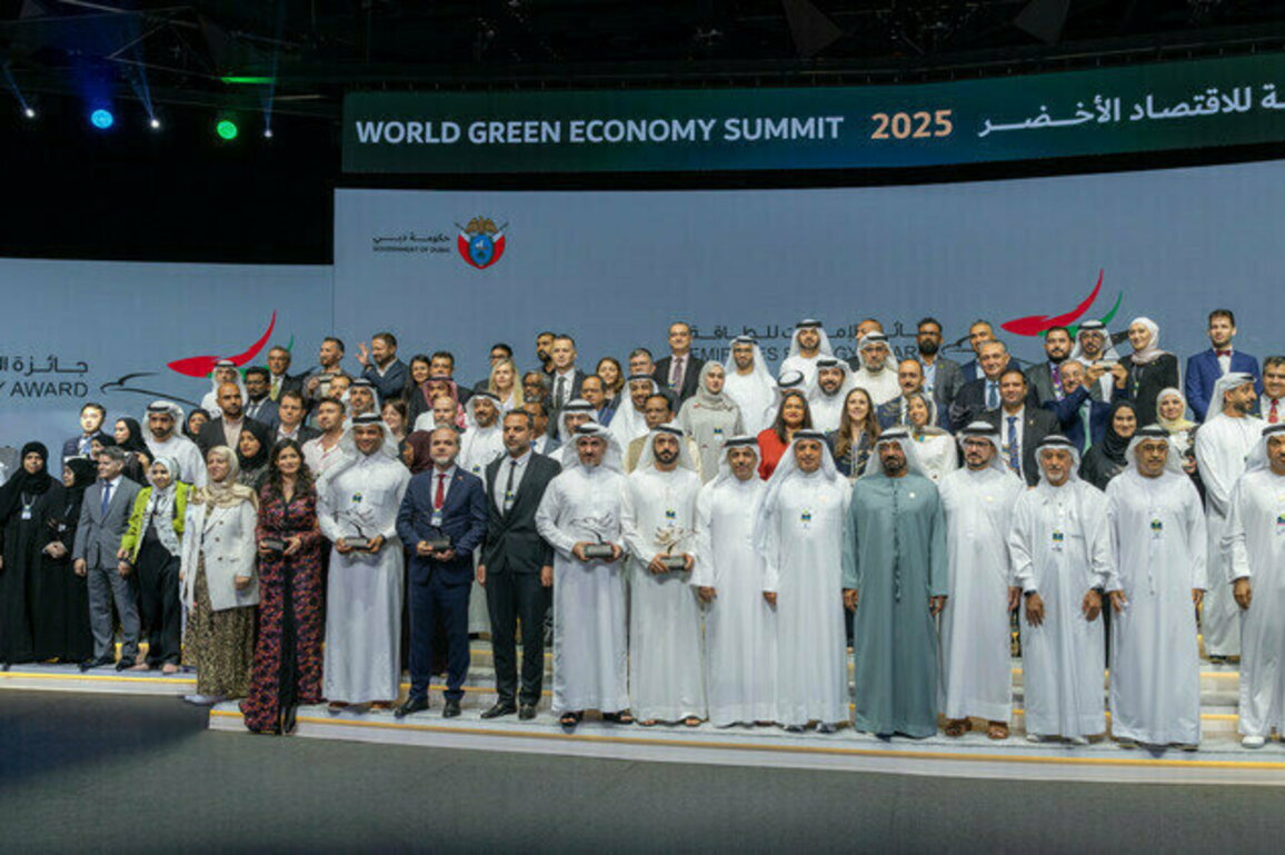 Ahmed bin Saeed honours winners of 5th Emirates Energy Award