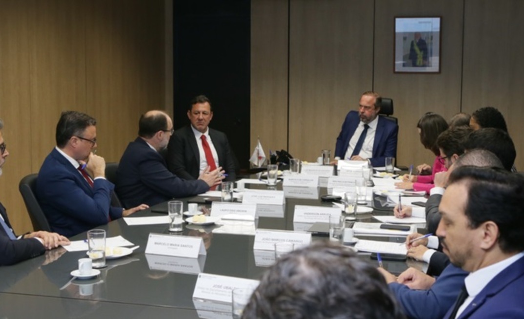 MME recebe representantes do setor mineral