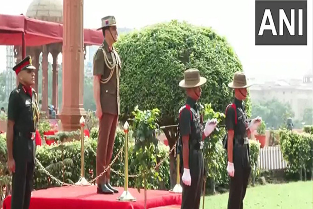 Australian Army chief Lt Gen Simon Stuart receives ceremonial guard of honour