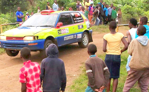 Negomba mu mmotoka ye ekika kya Toyota FX , esikira ku mipiira ebiri Negomba mu mmotoka ye ekika kya Toyota FX , esikira ku mipiira ebiri