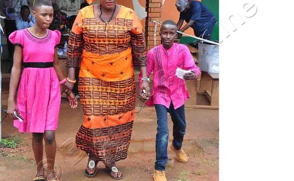 Nannyonjo ng'agenda okulonda n'abalongo be. Nannyonjo ng'agenda okulonda n'abalongo be.