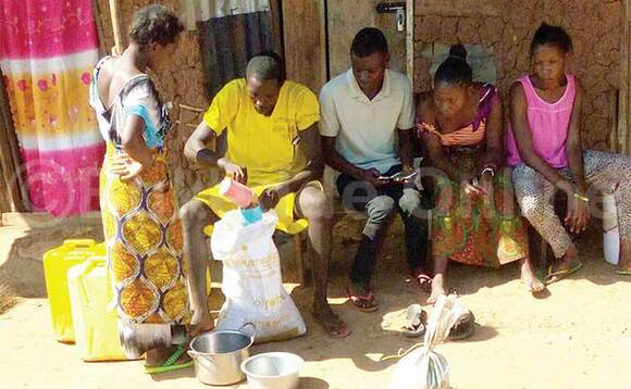Omusibe ng’apimira abakyala ku muzigo ogumu akawunga. Omusibe ng’apimira abakyala ku muzigo ogumu akawunga.