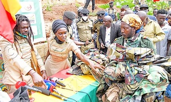 Buchaman ne mukyala we nga bakwasa abaserikale ebyambalo by'amagye. Buchaman ne mukyala we nga bakwasa abaserikale ebyambalo by'amagye.